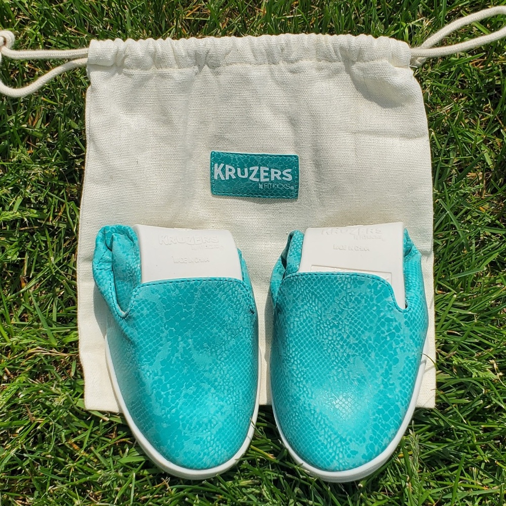 ♻️DONATED ♻️  KRUZERS (FOLDABLE | TRAVEL FLATS)
